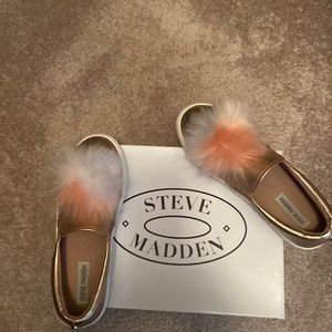 Super Cute Rose Gold Steve Madden Slip On Sneakers with Pink / Ivory Faux Fur .